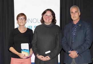VIU HR Director Brenda McKay receive the Senate Honorary Award for outstanding service from VIU President Deb Saucier and Provost and Vice Chancellor Mike Quinn